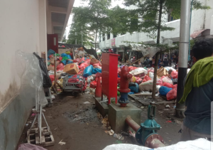 Pasar Mardika Terkepung Sampah: Janji “Kerja Sama” Dinilai Hanya Retorika di Tengah Bau Busuk dan Risiko Kesehatan
