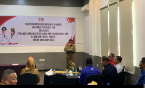 Wali Kota Ambon Silaturahmi dan Serahkan Bantuan Keuangan Partai Politik