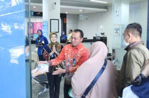 Meriahkan HPN 2025, BRI KC Depok Berbagi Bingkisan ke Nasabah