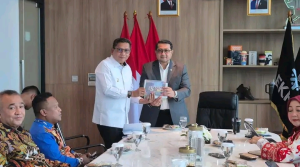 Wali Kota Ambon Temui Menteri Ekraf dan Wakil Ketua Komisi IX DPR RI, Perjuangkan Ekonomi Kreatif dan Layanan Kesehatan