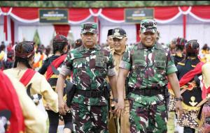 Warga Lebakharjo Sambut Hangat Kehadiran Wakasad, Danrem 083/Bdj Dampingi Sepanjang Penutupan TMMD 126