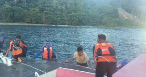 Tim SAR Gabungan Cari Warga SBB yang Diduga Terjatuh dari Longboat di Perairan Tanjung Ulatu