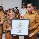 Wali Kota Ambon Serahkan Sertifikat Sekolah Ramah Anak ke SDN 64