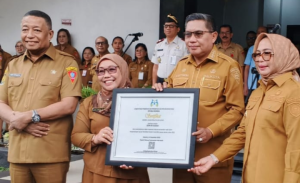 Wali Kota Ambon Serahkan Sertifikat Sekolah Ramah Anak ke SDN 64