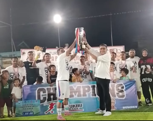 Bodewin Wattimena Tutup Turnamen Mini Soccer Piala Raja Batu Merah