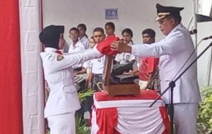 WALI KOTA AMBON LUNASI TPP 2 BULAN UNTUK ASN, SEKALIGUS BERIKAN PENGHARGAAN SATYALANCANA